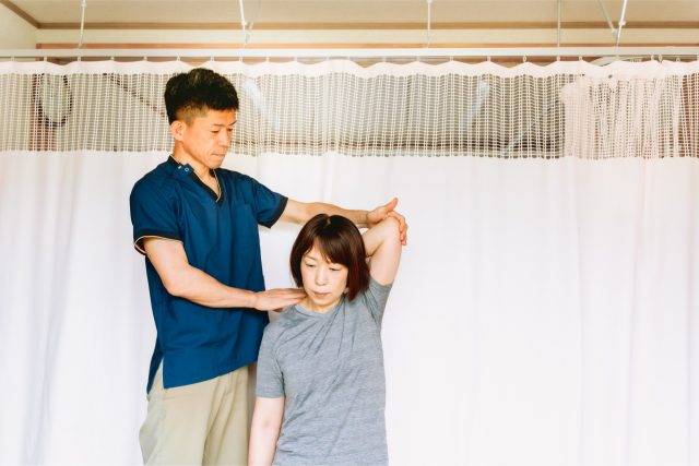症状、習慣改善のためにストレッチをする女性