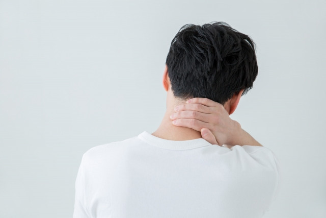 首こり肩こりで辛い男性
