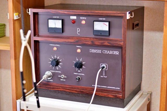 可児市のふじかけ鍼灸で施術に使用する電子チャージャー