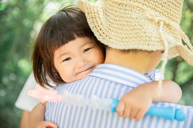 小児鍼をして楽しく過ごすお母さんと子供