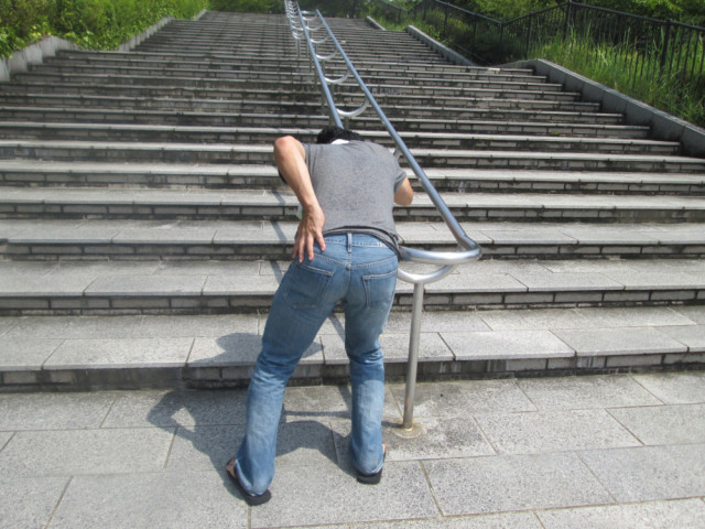 脊柱管狭窄症の間欠性跛行で歩けない男性