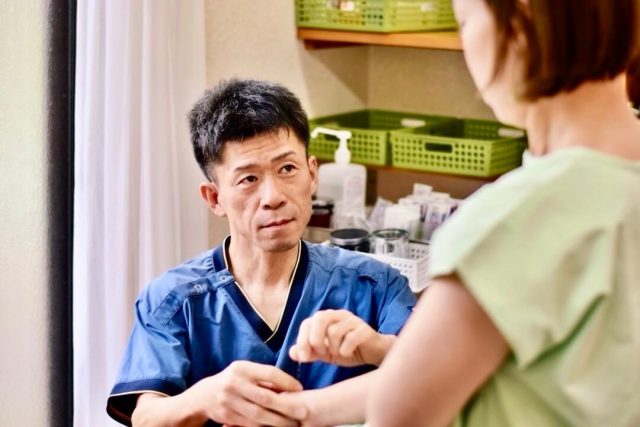 董氏楊氏奇穴で手にはりをしている所